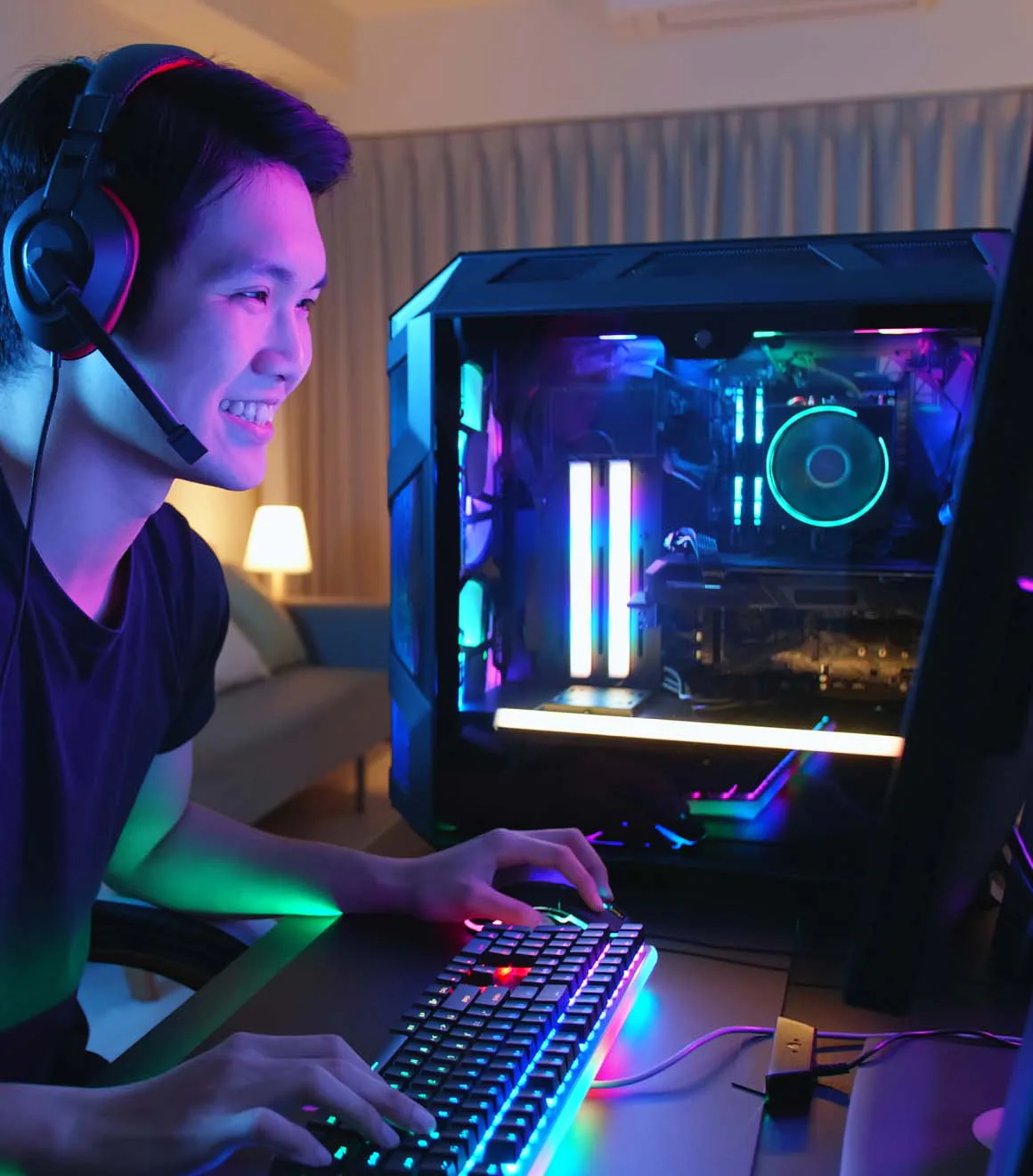 Image_male_gamer_pc_desktop_2x